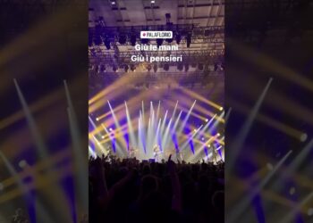 Ligabue Fa ‘urlare Contro Il Cielo’ Il Palaflorio: “grazie Bari” – Video