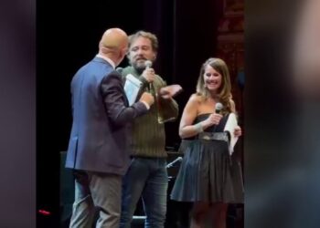 Pinuccio Dal Palco Del Petruzzelli Si Candida A Sindaco Di Bari: “saremo Io , Antonio Decar(l)o E Il Cantante Di Via Sparano” – Video