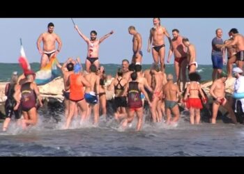 Torna La Marcialonga Nicolaiana, Tutto Pronto Per Il Bagno In Mare Del 1° Gennaio: Il Programma Completo – Video