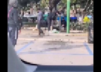 Piazza Moro, Svuota Cestino Dei Rifiuti E Lancia Grosso Sasso Contro Un’auto In Sosta. “intollerabile” – Video
