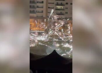 Fuochi D’artificio Fuori Controllo In Via Mazzitelli: Accendono I Botti Ma Sono Costretti Alla Fuga – Video