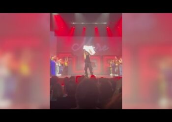 Mattia Zenzola Sul Palco Di Mare Fuori Sventola La Maglia Del Bari – Video