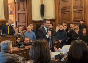 Decaro è Un Fiume In Piena, Le Lacrime E Il Messaggio A Palazzo Di Città: “qui Per Difendere Bari” – Video