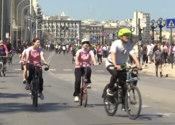 ‘Bari pedala’, tutti in bicicletta nel nome di Marzulli: “Chiudere il lungomare almeno una domenica al mese” – VIDEO
