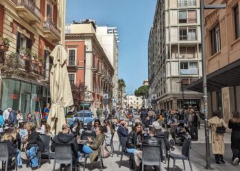 turisti via sparano