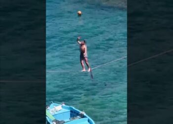Polignano, La ‘passeggiata’ Del Funambolo Incuriosisce Tutti: Spettacolo Nella Caletta – Video