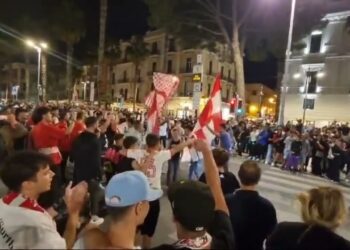 Il Bari è Salvo E In Centro Parte La Festa, Cori E Fumogeni In Corso Vittorio Emanuele – Video