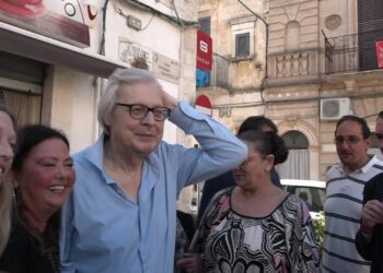 Sgarbi E La Proposta A Zalone Per Loseto: “gli Dissi Di Comprare Il Castello Per Valorizzare Il Quartiere” – Video