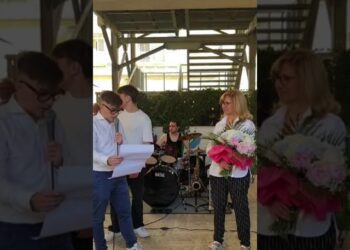 Bari, la preside del Panetti va in pensione e gli studenti la omaggiano con una festa: “Ricordi calore e affetto della scuola” – VIDEO