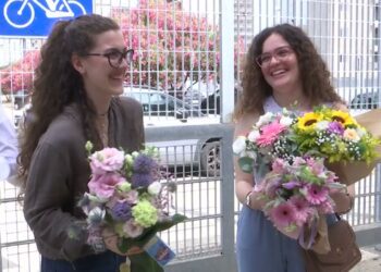 Bari, è Festa Dopo La Prova Orale Dell’esame Di Maturità: Fiori E Spumante Fuori Da Scuola
