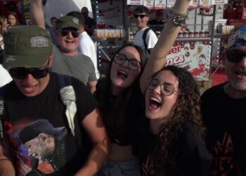 Canti A Squarciagola E Tanta Euforia Per Vasco: L’attesa Di Migliaia Di Fan Prima Della Prima Al San Nicola