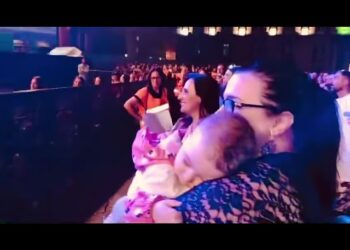 Da Bari A Napoli Per Gigi D’alessio, Carlotta Dorme In Braccio Alla Mamma E Lui Ferma Il Concerto: “guardate Che Spettacolo…” – Video