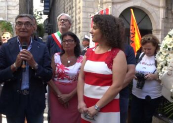 Bari ricorda Michele Fazio a 23 anni dal suo omicidio, l’appello di mamma Lella alle famiglie: “Collaborate con le forze dell’ordine” – VIDEO
