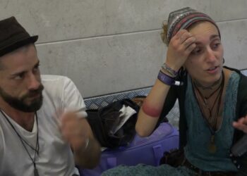 Bari, Voli In Ritardo Fino A 17 Ore. Eleonora E Michele: “alberghi Introvabili E Nottata Sul Pavimento Aeroporto” – Video