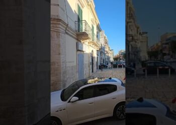 Impugna Pietre E Bottiglie, Urla E Crea Il Panico In Centro A Palo: Fermato Dalla Polizia Locale – Video