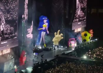 La Carica Dei 33mila Per Max Pezzali, Lo Spettacolo Anni ’90 E Le Hit Cantate A Squarciagola – Video
