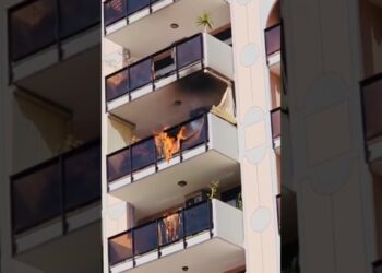 Poggiofranco, Fiamme Sulla Facciata Di Un Palazzo In Via Matarrese: A Fuoco 7 Balconi – Foto E Video