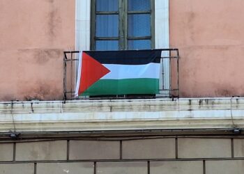 09 08 24 Bandiera Palestinese Sulla Facciata Di Palazzo Di Città