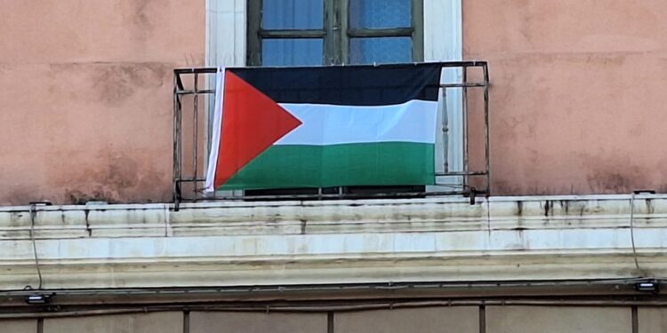 09 08 24 Bandiera Palestinese Sulla Facciata Di Palazzo Di Città