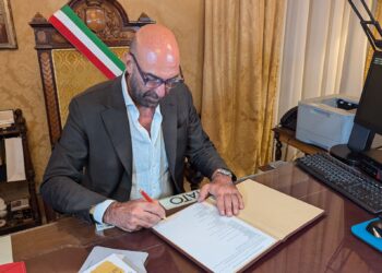 12 08 24 Sindaco Firma Manifesto Pubblico Degli Eletti Al Consiglio Comunale