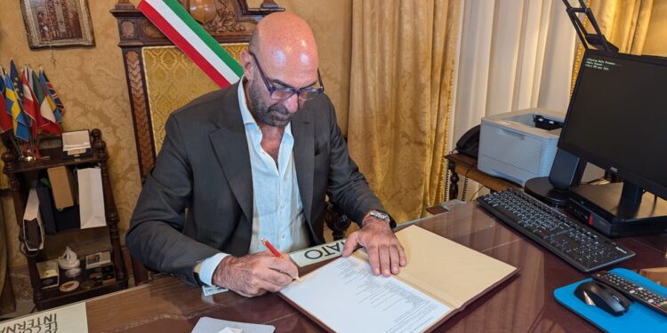 12 08 24 Sindaco Firma Manifesto Pubblico Degli Eletti Al Consiglio Comunale