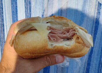 panino cibo in spiaggia