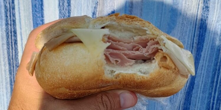 panino cibo in spiaggia