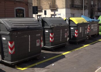 Bari, Ecco I Nuovi Cassonetti In Centro Più Grandi E A Misura Di Disabile. Lomoro: “miglioriamo Il Servizio” – Video