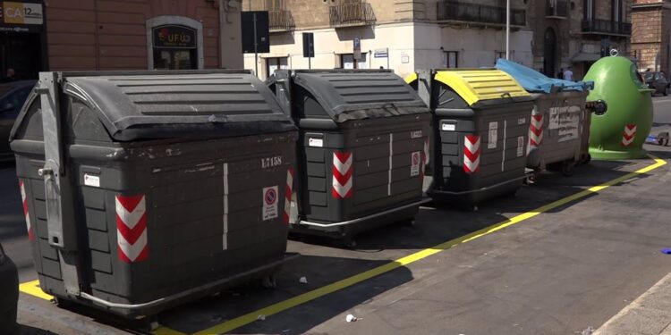 Bari, Ecco I Nuovi Cassonetti In Centro Più Grandi E A Misura Di Disabile. Lomoro: “miglioriamo Il Servizio” – Video