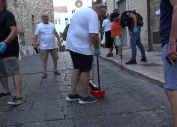 Da Piazza Chiurlia A Piazza Del Ferrarese, I Volontari Ripuliscono La Città Vecchia – Video