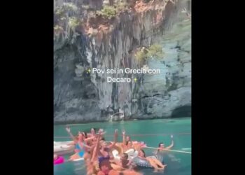 Decaro In Vacanza In Grecia, Scatta L’inno Del Bari Coi Tifosi: Il Video è Virale – Video