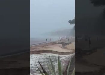 Maltempo, A Baia Dei Campi (vieste) Un Fiume D’acqua Invade I Lidi. Bagni Vietati A Pane E Pomodoro – Video