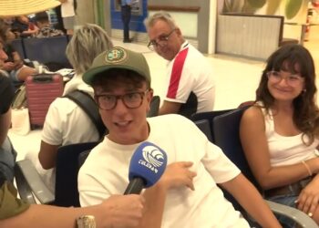 Partenze, Come Si Attrezzano I Baresi Per Le Lunghe Attese: “telefonini Sì Ma Meglio Chiacchierare” – Video