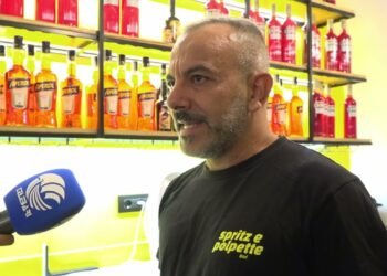 Addio ai cassonetti, per i locali di Bari arrivano i ‘carrellati’. I ristoratori: “Teniamo pulita la vetrina della città” – VIDEO