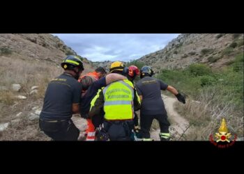 Matera, Due Turiste Scivolano Dal ‘ponte Tibetano’: Il Video Del Salvataggio Dei Vigili Del Fuoco – Video