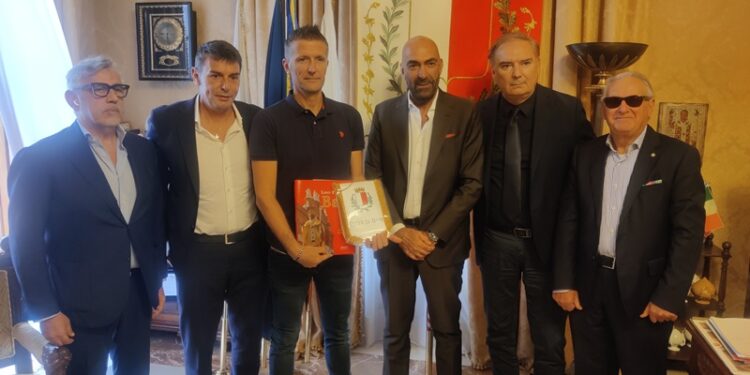 05 10 24 Oggi Il Sindaco Ha Ricevuto A Palazzo Di Città L'arbitro Daniele Orsato 1