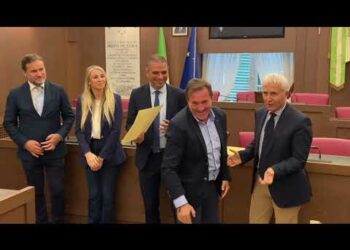 Rapinano e picchiano anziani, arrestati da 4 poliziotti: il Comune di Monopoli premia la squadra Anticrimine – VIDEO
