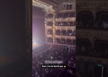 Bari, Tutto Il Pubblico Canta Con Ligabue: La Magia Di ‘certe Notti’ Al Teatro Petruzzelli. “emozione Unica” – Video