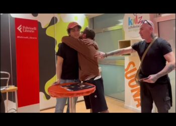 “sei L’infinito Di Leopardi”, A Bari Arriva Tananai Per Il Firmacopie In Feltrinelli: Poesie E Cartelloni Dai Fan – Video E Foto