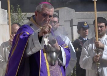Commemorazione Dei Defunti A Bari, Lunghe Code Verso Il Cimitero Poi La Preghiera Per Chi Non C’è Più – Video
