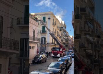 Madonnella, Incendio Su Una Terrazza Tra Via Spalato E Via Dalmazia: Strada Bloccata – Video E Foto