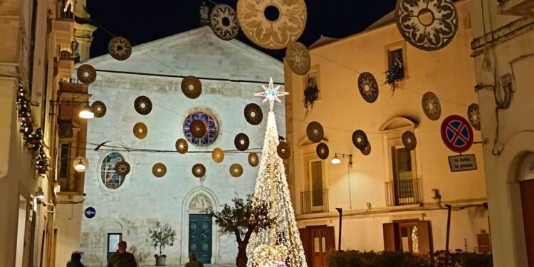 Riapre La Chiesa Madre Di Noci Piazza Plebiscito Allestita Con I Fiscoli Decorativi (3)
