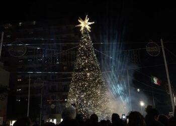 Acceso L’albero Di Natale A Modugno: Al Via Un Mese Di Show, Eventi E Concerti Fino Al 5 Gennaio – Video