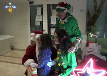 Babbo Natale Barese Porta Doni Ai Piccoli Malati Del Policlinico, In Reparto Con Slitta Ed Elfi – Video