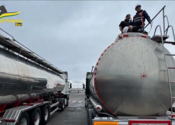 Bari, 460 Tonnellate Di Olio Extravergine Arrivato Dalla Grecia: Controlli Della Finanza Al Porto – Video