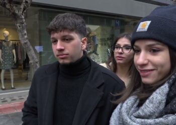 Bari, Freddo E Vento Non Fermano L’aperitivo Della Vigilia Di Natale: “tradizione Da Rispettare” – Video