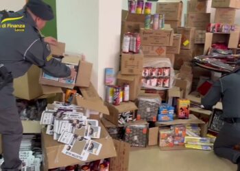 Nel Seminterrato Del Negozio 1,4 Tonnellate Di Fuochi D’artificio: Scatta Il Sequestro. Due Denunce – Video