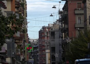 Pochi Addobbi E Luminarie Ancora Spente. In Corso Benedetto Croce Non è Ancora Natale: “un Disastro” – Video