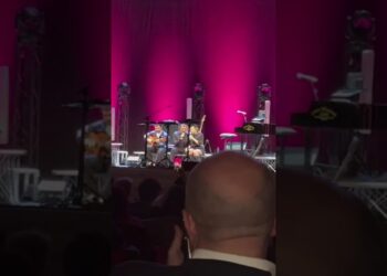 Serena Brancale In Concerto A Bari, Il Duetto è Speciale: Canta Pino Daniele Con Antonio Decaro – Video