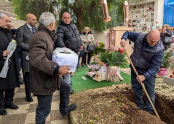 Funerale bambino culla termica